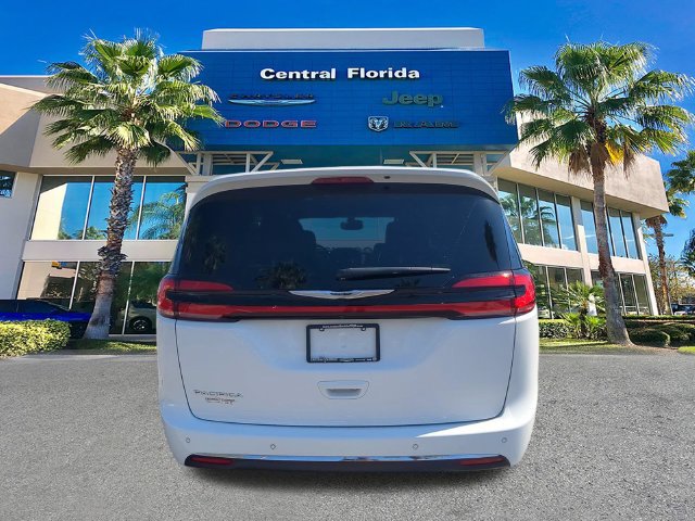 Certified 2025 Chrysler Pacifica Select FWD image 6