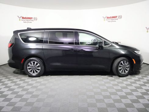 Used 2023 Chrysler Pacifica Touring-L FWD image 3