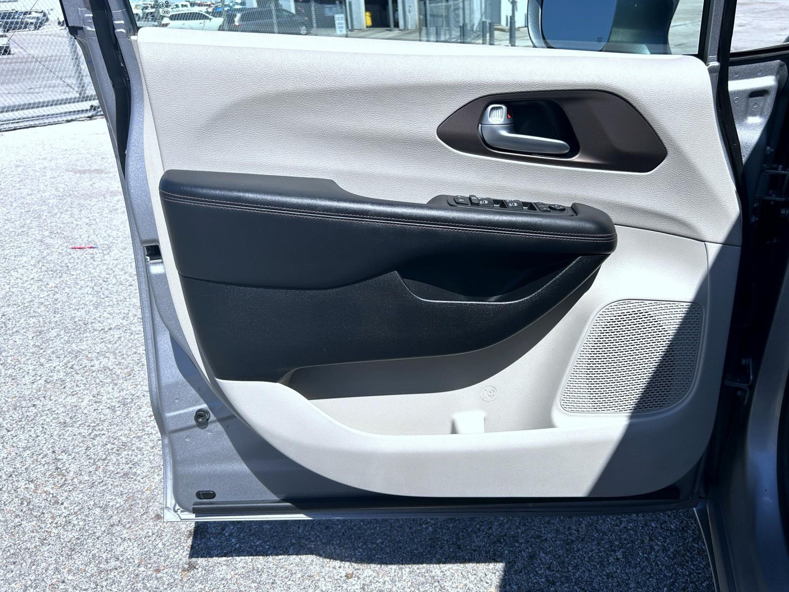 Used 2018 Chrysler Pacifica Touring-L Plus FWD image 10