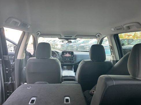 Used 2025 Nissan Pathfinder S image 25