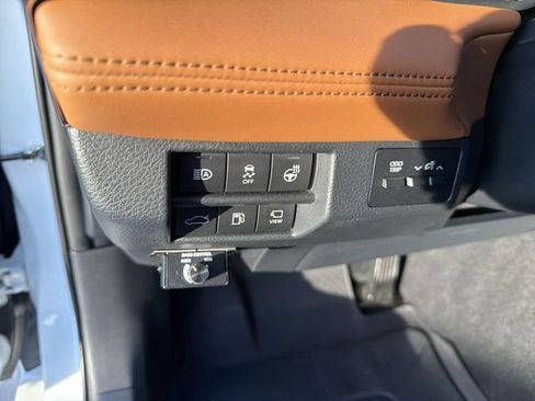 Used 2020 Toyota Avalon Limited w/ Advanced Safety Package FWD image 11