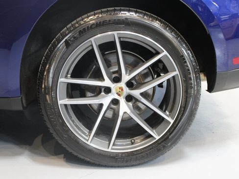 Certified 2024 Porsche Macan image 12