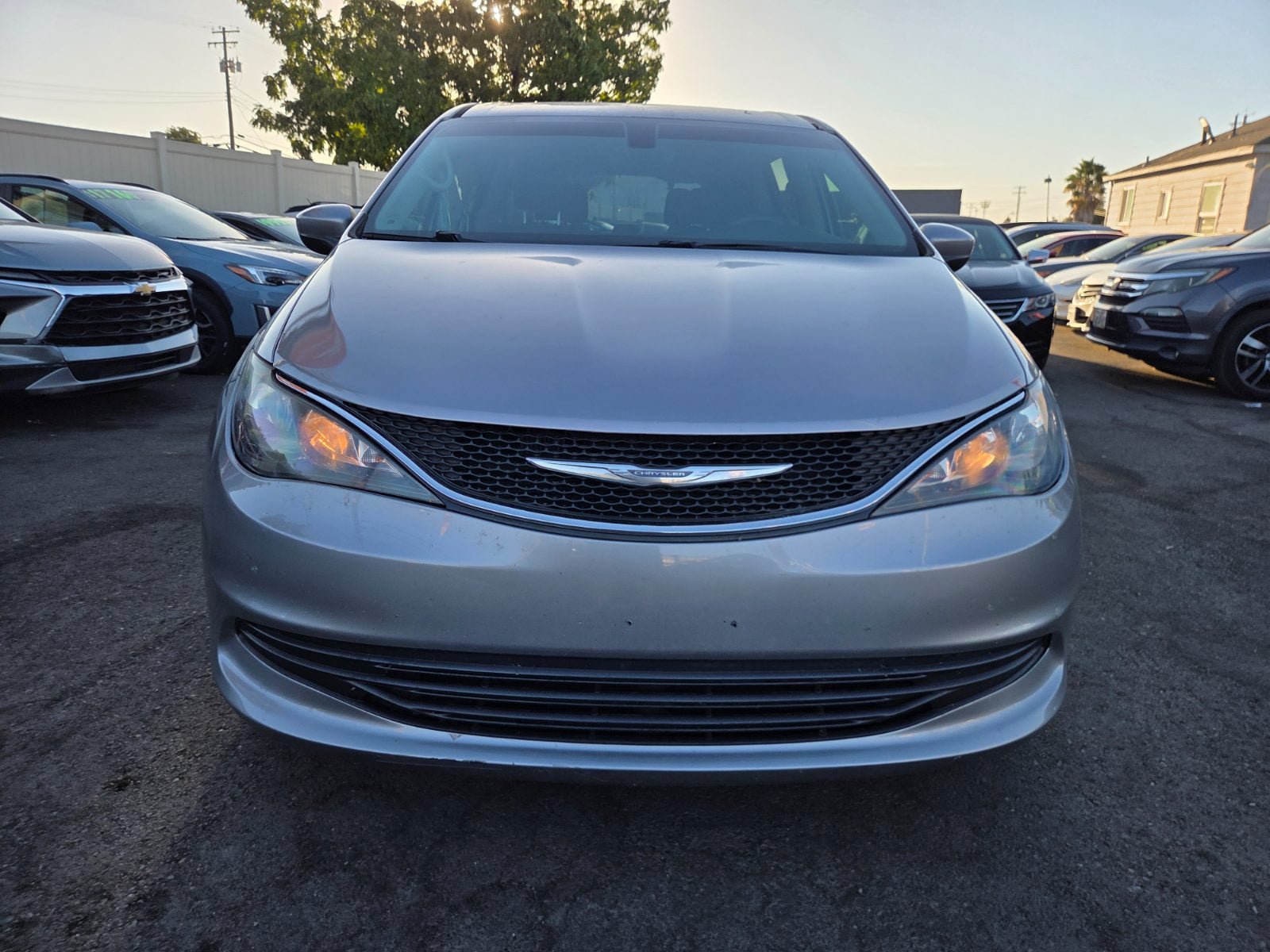 Used 2017 Chrysler Pacifica Touring FWD image 6