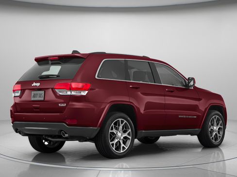 Used 2018 Jeep Grand Cherokee Altitude RWD image 3