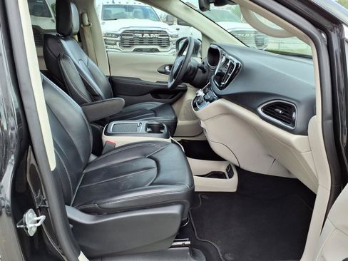 Used 2023 Chrysler Pacifica Touring-L image 19