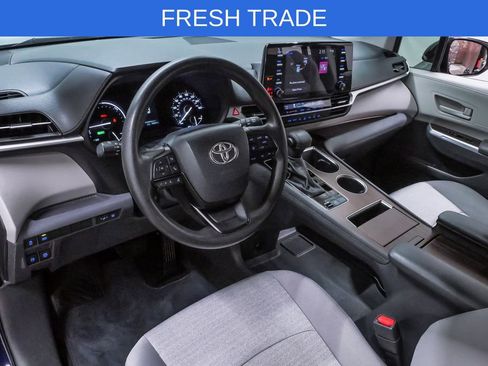 Used 2023 Toyota Sienna LE image 2