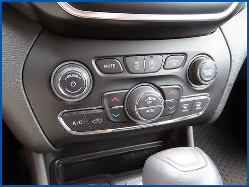 Used 2019 Jeep Cherokee Latitude Plus w/ Comfort/Convenience Group AWD/4WD image 19