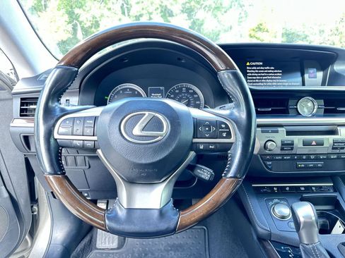 Used 2016 Lexus ES 350 w/ Ultra Luxury Package FWD image 18