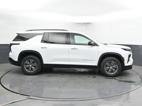 Used 2024 Chevrolet Traverse LT FWD image 3