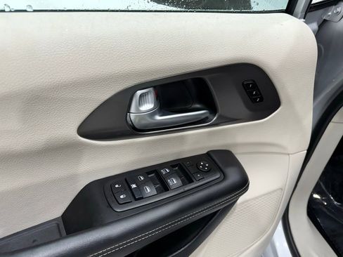 Used 2024 Chrysler Pacifica Touring-L FWD image 17