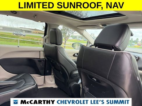 Used 2023 Chrysler Pacifica Limited FWD image 32