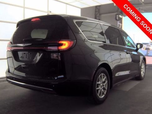 Used 2024 Chrysler Pacifica Touring-L FWD image 2