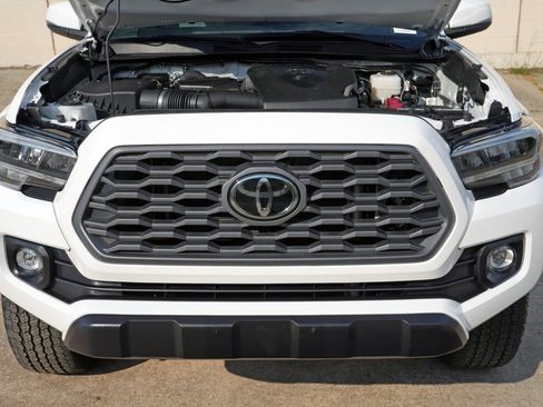 Used 2023 Toyota Tacoma TRD Off-Road w/ Black Out Package (TMS) AWD/4WD image 8