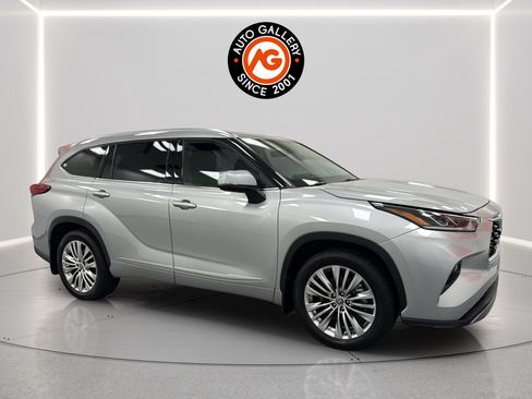 Used 2021 Toyota Highlander Platinum AWD/4WD image 1