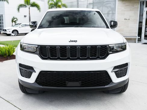Used 2025 Jeep Grand Cherokee Altitude RWD image 5