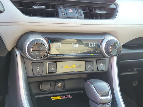 Used 2023 Toyota RAV4 XLE Premium image 28