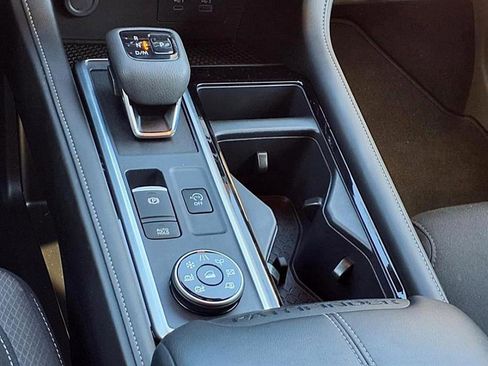 Used 2024 Nissan Pathfinder SV image 27