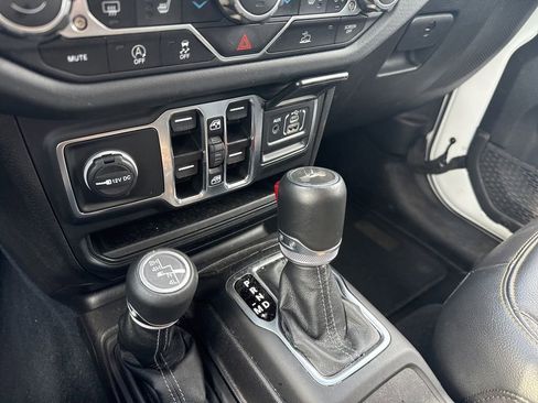 Used 2024 Jeep Wrangler Unlimited Sahara w/ Technology Group AWD/4WD image 15