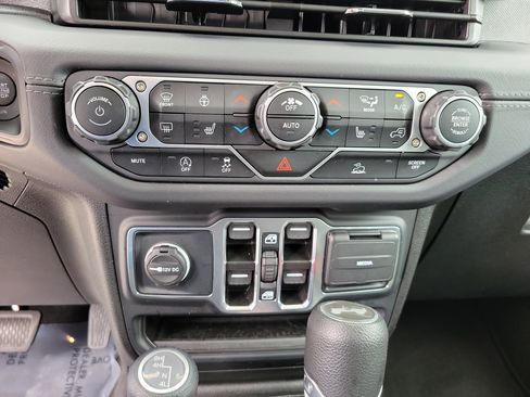 Used 2025 Jeep Wrangler Unlimited Sahara AWD/4WD image 24