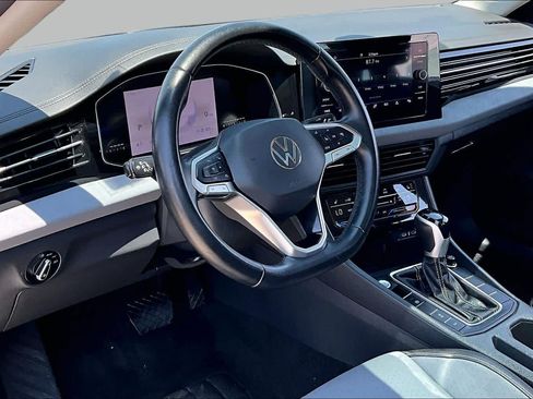 Used 2025 Volkswagen Jetta SE FWD image 18