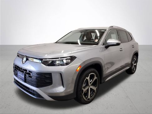 New 2025 Volkswagen Tiguan SE image 2