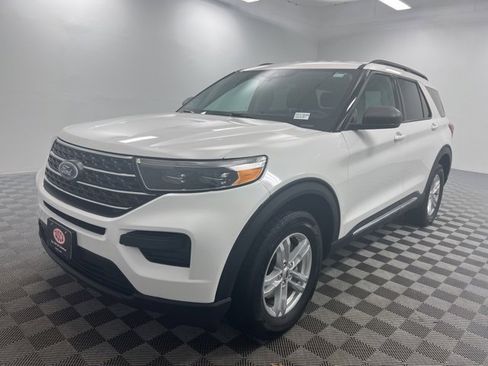 Used 2022 Ford Explorer XLT image 2
