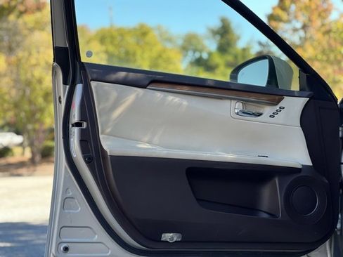 Used 2017 Lexus ES 300h w/ Luxury Package image 13