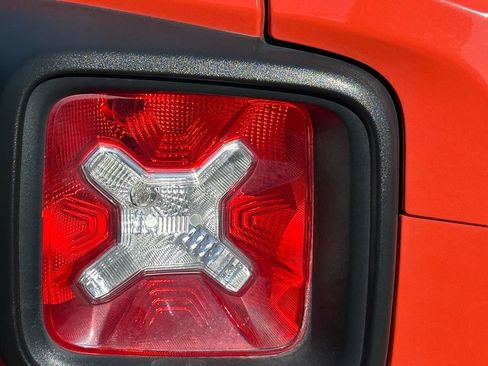 Used 2015 Jeep Renegade Latitude FWD image 10