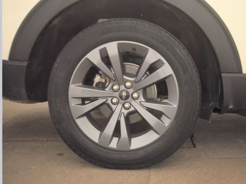 Used 2023 Ford Explorer XLT w/ Equipment Group 202A AWD/4WD image 8