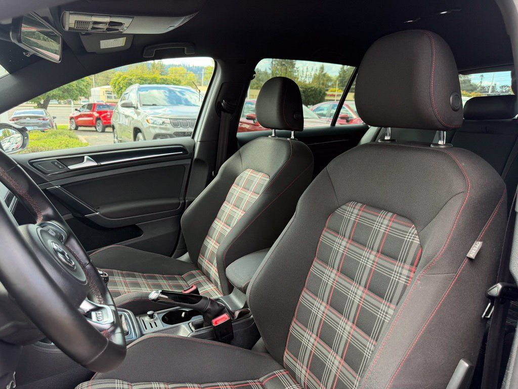 Used 2015 Volkswagen Golf 4-Door FWD image 15