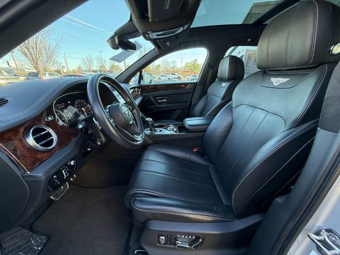 Used 2018 Bentley Bentayga image 12