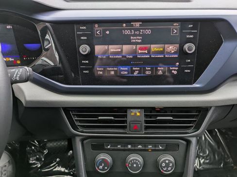 Used 2022 Volkswagen Taos SE image 16