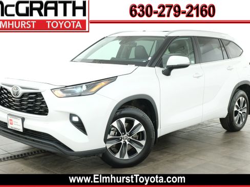 Certified 2025 Toyota Highlander XLE image 1