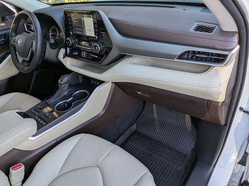 Used 2022 Toyota Highlander XLE image 25