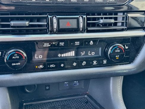 Used 2025 Nissan Pathfinder SL AWD/4WD image 18