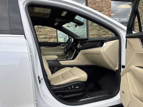 Used 2017 Cadillac XT5 Luxury w/ Driver Awareness Package AWD/4WD image 13