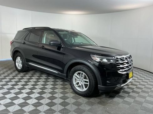 Used 2025 Ford Explorer Active AWD/4WD image 3