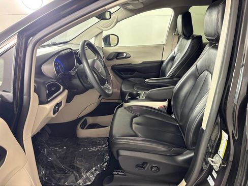 Used 2023 Chrysler Pacifica Touring-L FWD image 23