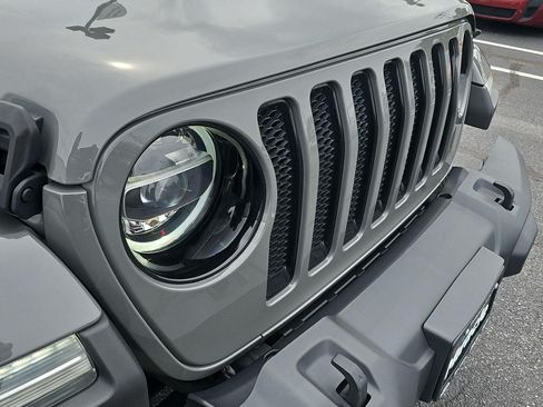 Used 2022 Jeep Wrangler Unlimited Sahara AWD/4WD image 34