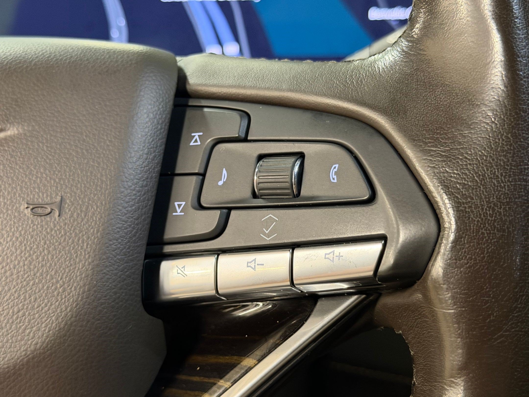 Used 2021 Cadillac Escalade ESV Premium Luxury w/ Driver Assist Tech Package AWD/4WD image 16