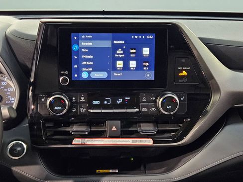 Certified 2025 Toyota Highlander XLE image 16