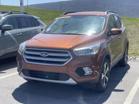 Used 2017 Ford Escape SE w/ Equipment Group 201A AWD/4WD image 2