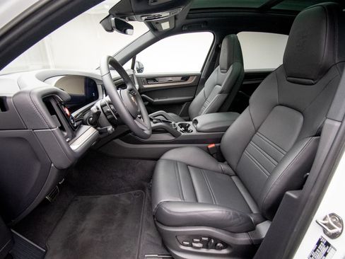 Used 2025 Porsche Cayenne S AWD/4WD image 12