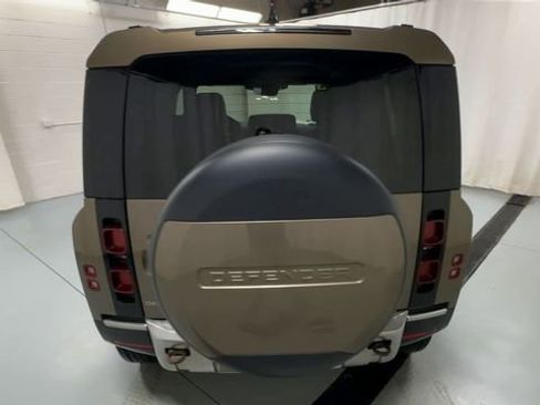 Used 2023 Land Rover Defender 90 SE image 7