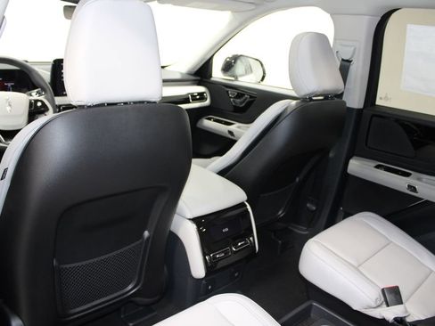 New 2026 Lincoln Aviator AWD image 27