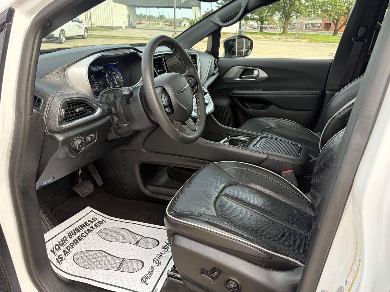 Used 2025 Chrysler Pacifica Limited FWD image 7