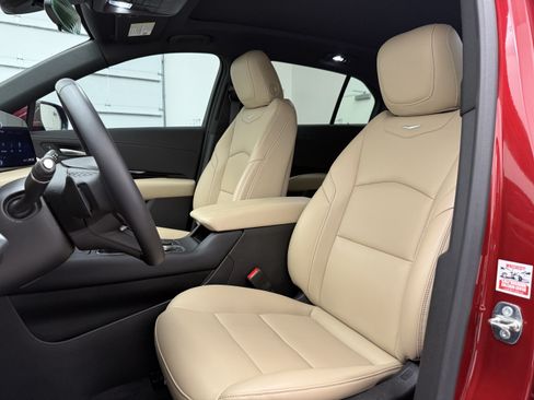 Used 2024 Cadillac XT4 Luxury w/ Cold Weather Package FWD image 13