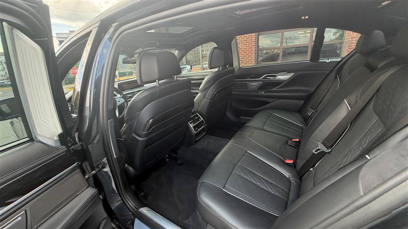 Used 2018 BMW 750i RWD image 22