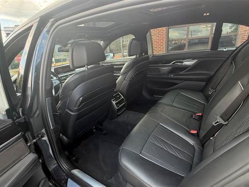 Used 2018 BMW 750i RWD image 22