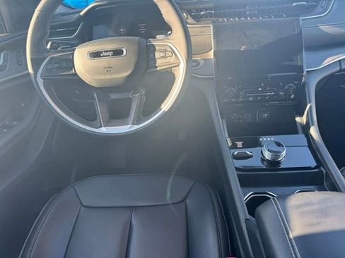 Certified 2025 Jeep Grand Cherokee Limited w/ Black Appearance Package image 21